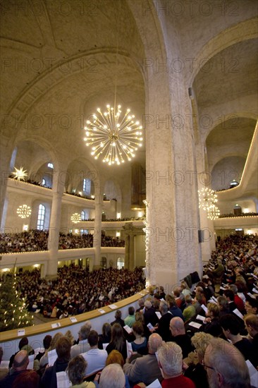 The Christmas season begins on Christmas Eve with the Christmas Vespers of the Dresden Kreuzchor in the Kreuzkirche. The two performances at 2.15 pm and 4.30 pm are attended by thousands of Dresdeners and visitors to the city every year