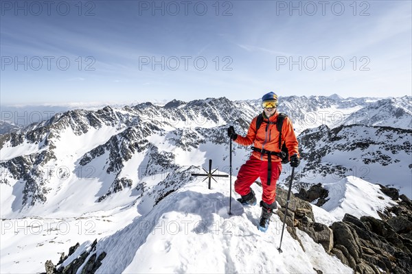 Ski tourers at the summit of Sulzkogel, view of snow-covered mountain panorama, behind summit Zwieselbacher Rosskogel and Vordere Sonnenwand, Kühtai, Stubai Alps, Tyrol, Austria, Europe