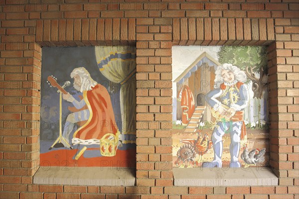 Two murals at the Haus Zum Römischen Kaiser, historical, traditional costume, clothing, guitarist, Middle Ages, Kornmarkt, Wetzlar, Hesse, Germany, Europe