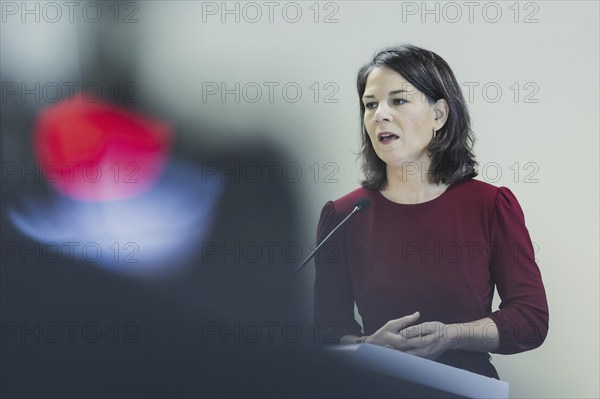 Annalena Baerbock (Buendnis 90 Die Gruenen), Bundesaussenministerin, aufgenommen im Rahmen einer Pressekonferenz mit Vincent Biruta (nicht im Bild), Aussenminister von Ruanda, in Kigali, 18.12.2023. Baerbock reist nach Ruanda fuer bilaterale Gespraeche s