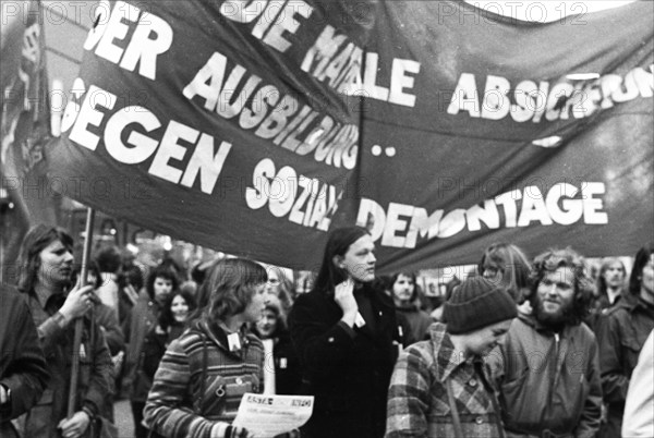 Students, mostly from universities in North Rhine-Westphalia, demonstrated through Bonn city centre for more education subsidies (Bafoeg) and wages and against inflation on 5.12.1974, Germany, Europe