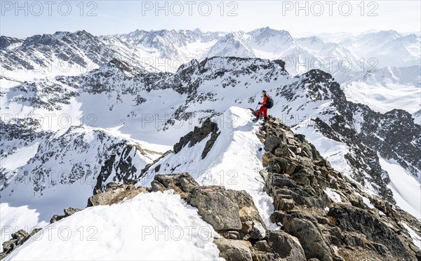 Ski tourers at the summit of the Sulzkogel, view of the peaks of the Stubai Alps and Gamskogel, mountain panorama in winter, Kühtai, Stubai Alps, Tyrol, Austria, Europe