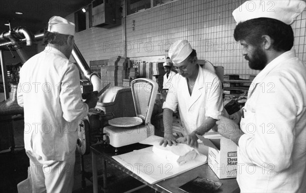 The work of the Westmilch dairy in the production of butter on 28.05.1980 in Her ford-Extertal, DEU, Germany, Herford, Europe