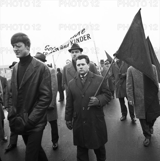 With black flags, miners of the Bismarck colliery and their relatives demonstrated against the closure of their colliery on 19 February 1966, Germany, Europe