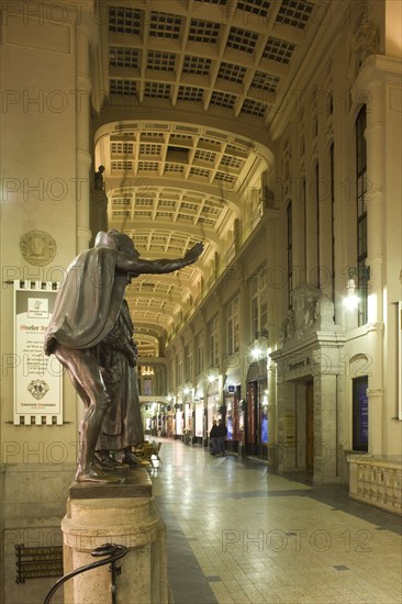 In the Mädler Passage, the entrance to Auerbachs Keller, passers-by are greeted by Goethe's Faust and Mephisto. The wall and ceiling paintings by Heinrich Bey also thematise Goethe's Faust poem, as does the wooden sculpture by Max Stolz hanging from the vaulted ceiling