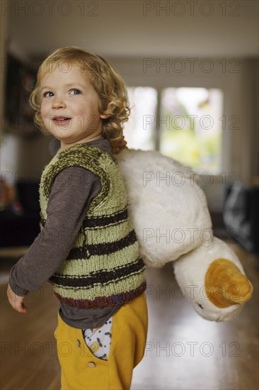 Toddler with cuddly toy in Bonn, 03/04/2024