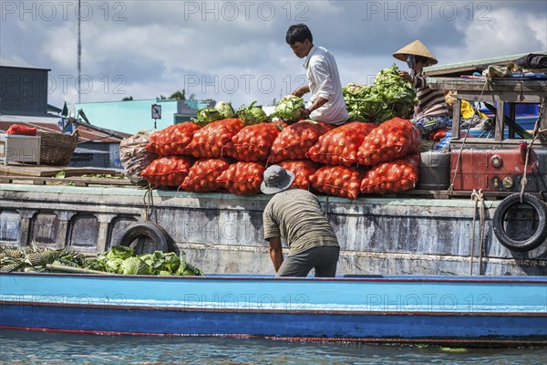 CAN THO, VIETNAM, 4 JUNE, 2011: Unidentified people at floating market in Mekong river delta. Cai Rang and Cai Be markets are central markets in delta and became popular tourist destination