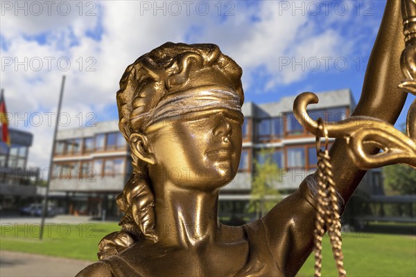 Symbolic image: Close-up of a Justitia, in the background the Federal Constitutional Court in Karlsruhe (Composing)