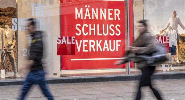 Shop window of a clothing shop, clearance sale, sale, slogan Männer Schluß Verkauf, on Westenhellweg, North Rhine-Westphalia, Germany, Europe