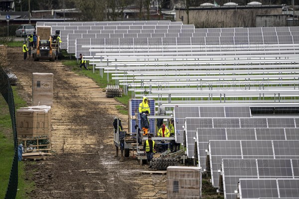 Construction of a solar park in Neukirchen-Vluyn, over 10, 000 solar modules will be installed on 4.2 hectares, which will then generate 6 million kilowatt hours per year, North Rhine-Westphalia, Germany, Europe