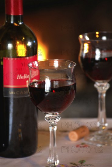 Red wine in glasses, nutrition, food, alcohol, food culture, open fire, romance, Hamburg, Hamburg, Federal Republic of Germany