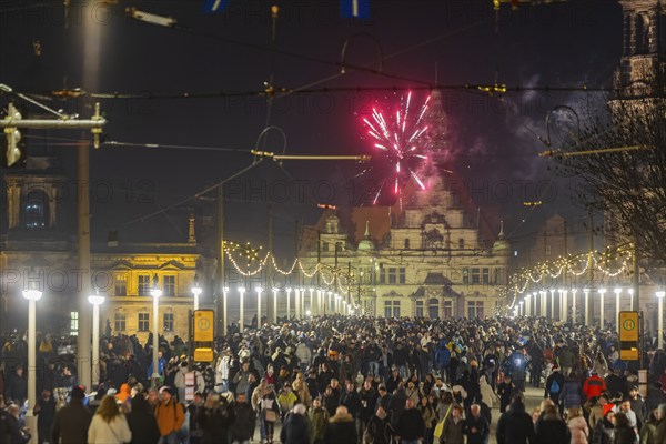 New Year's Eve in Dresden's Old Town, the Augustus Bridge finally proves itself as a pedestrian zone, with a direct footpath to the New Town, Dresden, Saxony, Germany, Europe