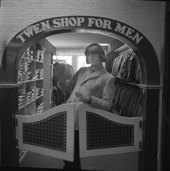 DEU, Germany, Dortmund: Personalities from politics, business and culture from the 1950s Dortmund. Musicians from the famous group The Lords performing in the Westenhellweg shopping street in 1965. Shopping in a fashion shop, Europe