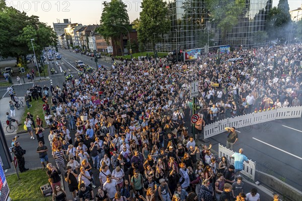 Demo against the AFD party conference in the Grugahalle in Essen, over 5000 participants came to Essen for a rave demo, Bass gegen Hass, which led to the Grugahalle, North Rhine-Westphalia, Germany, Europe