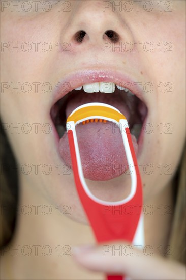 Bad breath, prevention by cleaning the tongue with a tongue brush