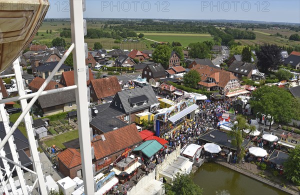 Europe, Germany, Hamburg metropolitan region, Lower Saxony, Stade district, Buxtehude, Neukloster, Whitsun market, approx. 130 showmen every year, view of the marshland and B73 from the Ferris wheel, Europe