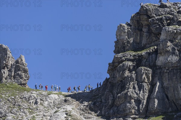 Mountaineers on the Hindelanger via ferrata, Allgäu Alps, Allgäu, Bavaria, Germany, Europe