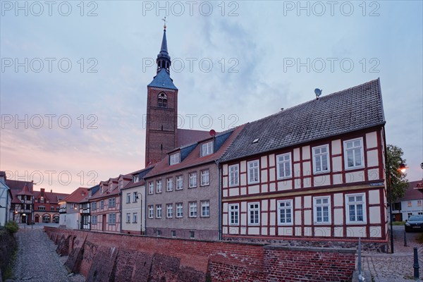 The Haus zur Eselsbrücke, a half-timbered house dating back to 1628 that has been renovated in great detail, and the subway built with red brick and cobblestones in the evening light. Old town centre of Tangermünde, Hanseatic town in the Altmark. Saxony-Anhalt, Germany, Europe