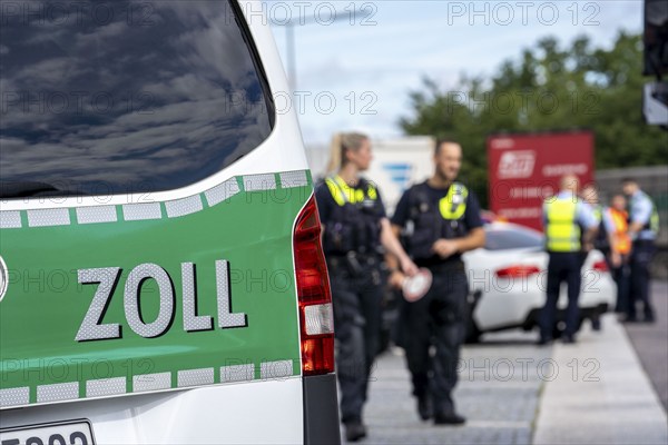 State-wide checks on motorway traffic in North Rhine-Westphalia, by police and customs, in particular the safety of motorhomes, caravans and bicycle racks was checked and the overloading of vehicles was checked, motorway rest area Hösel near Ratingen, A3, North Rhine-Westphalia, Germany, Europe