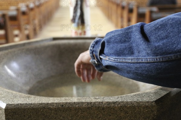 Symbolic image: Hand in holy water