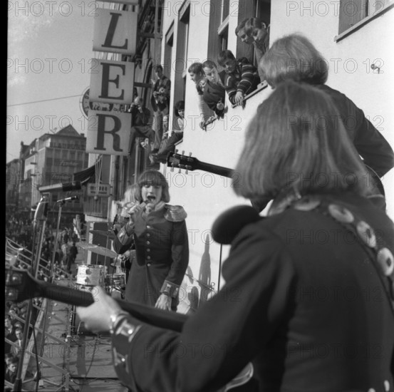 DEU, Germany, Dortmund: Personalities from politics, business and culture from the 50s Dortmund. Musicians from the famous group The Lords performing in the Westenhellweg shopping centre in 1965, Europe