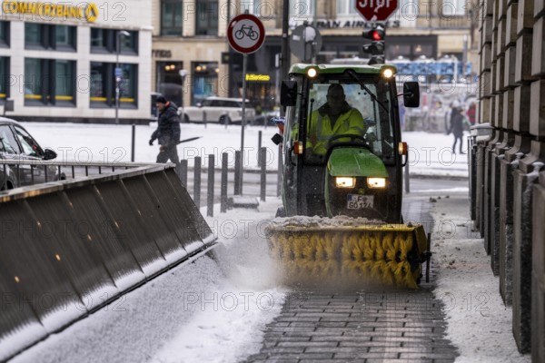 Winter onset, winter service, clearing snow and ice from pavements, sweeper, winter service tractor, Frankfurt, Hesse, Germany, Europe