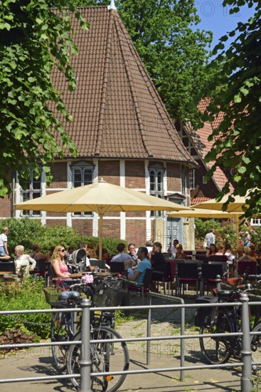 Europe, Germany, Hamburg, district Bergedorf, Sachsentor, pedestrian zone, City, shopping street, Cafe at the church St. Petri and St. Pauli, Hamburg, Hamburg, Federal Republic of Germany, Europe