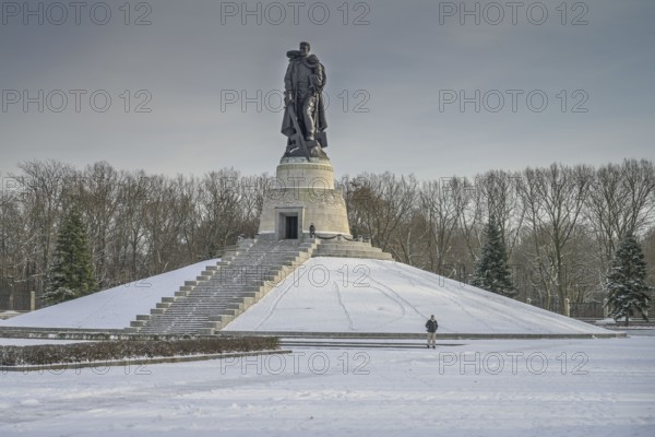 Soldier statue with child, Soviet memorial, winter, Treptower Park, Treptow, Treptow-Köpenick, Berlin, Germany, Europe