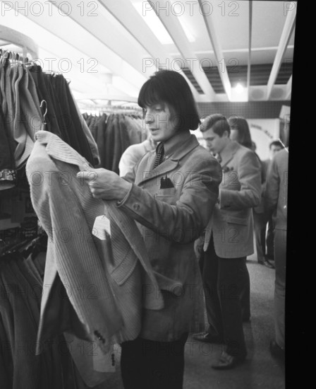 DEU, Germany, Dortmund: Personalities from politics, business and culture from the 1950s Dortmund. Musicians from the famous group The Lords performing in the Westenhellweg shopping street in 1965. Shopping in a fashion shop, Europe