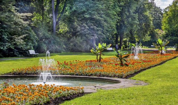 Fountain avenue in the spa gardens, spa town Bad Pyrmont, Lower Saxony state spa, Emmer, Emmertal, Weserbergland, Lower Saxony, Germany, Europe