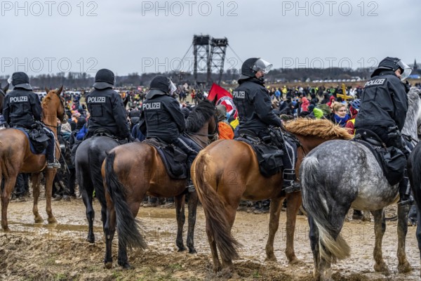 Violent clashes between thousands of demonstrators and the police, after a demonstration against the demolition of the brown coal village of Lützerath, the demonstration participants try to get to the rest of the village, Lützerah, and storm it, the police prevent this with a large contingent of forces, Erkelenz, North Rhine-Westphalia, Germany, Europe