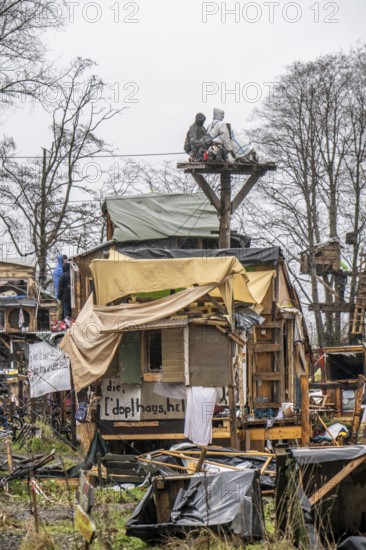 2nd day of the clearing of the hamlet Lützerath, by the police, of tree houses and huts, of climate activists, at the opencast lignite mine Garzweiler 2, Erkelenz, North Rhine-Westphalia, Germany, Europe