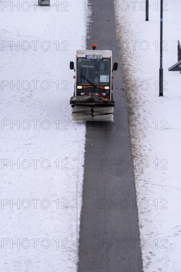 Winter onset, winter service, clearing snow and ice from pavements, sweeper, winter service tractor, Frankfurt, Hesse, Germany, Europe