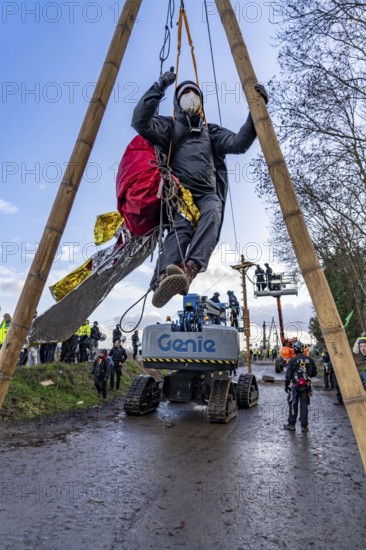 Beginning of the eviction of the Lützerath hamlet, camp of climate activists and squatters, at the Garzweiler 2 opencast lignite mine, by the police, Erkelenz, North Rhine-Westphalia, Germany, Europe