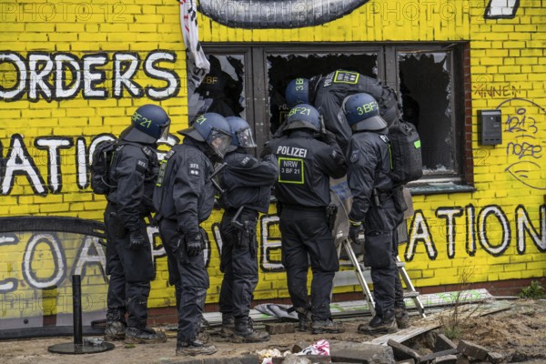 2nd day of the eviction of the Lützerath hamlet, occupied buildings of the former farm, by climate activists at the Garzweiler 2 opencast lignite mine, by the police, Erkelenz, North Rhine-Westphalia, Germany, Europe