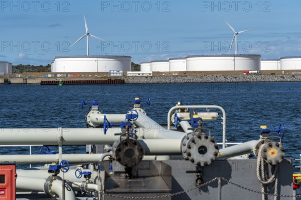 Maasvlakte Olie Terminal, 39 large tanks logistics for various petroleum products, such as crude oil, petrol, paraffin, diesel, pipelines of a tank freighter, barge, Rotterdam, Netherlands