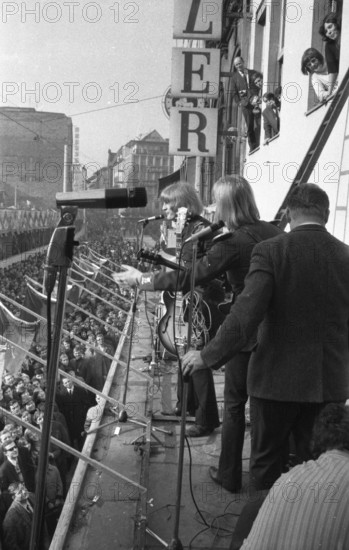 DEU, Germany, Dortmund: Personalities from politics, business and culture from the 50s Dortmund. Musicians from the famous group The Lords performing in the Westenhellweg shopping centre in 1965, Europe