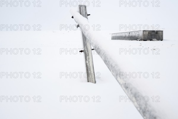 Fence, wooden house, Swedish-Finnish research station Kinnvika, wintry, snowy landscape, Murchisonfjord, Nordaustland, Svalbard and Jan Mayen archipelago, Norway, Europe