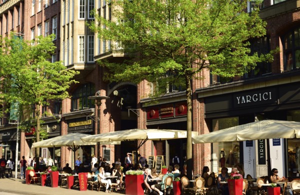 Germany, Hamburg, City, Mönckebergstraße, Shops, Street café in front of Levantehaus, Hotel Hyatt, Hamburg, Hamburg, Federal Republic of Germany, Europe