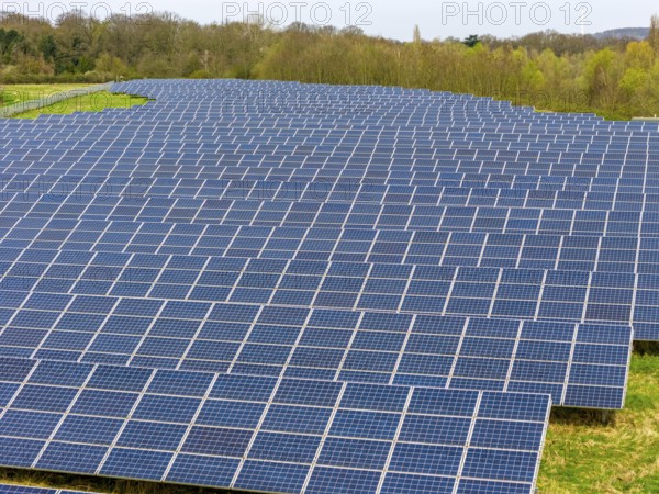 Mühlenfeld solar park, near Neukirchen-Vluyn, over 15, 000 solar modules spread over 24 hectares, generating 3.5 million kilowatt hours per year, North Rhine-Westphalia, Germany, Europe