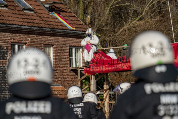 Beginning of the eviction of the Lützerath hamlet, camp of climate activists and squatters, at the Garzweiler 2 opencast lignite mine, by the police, Erkelenz, North Rhine-Westphalia, Germany, Europe