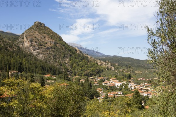 Citadel of the Byzantine ruined city of Mystras or Mistra on the Taygetos Mountains and Mistras at the foot of the mountain, UNESCO World Heritage Site, Laconia, Peloponnese, Greece, Europe