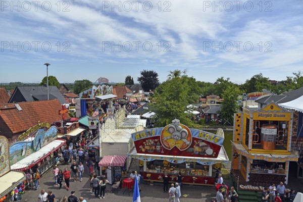 Europe, Germany, Hamburg metropolitan region, Lower Saxony, Stade district, Buxtehude, Neukloster, Whitsun market, approx. 130 showmen every year, view of the marshland and B73 from the Ferris wheel, Europe