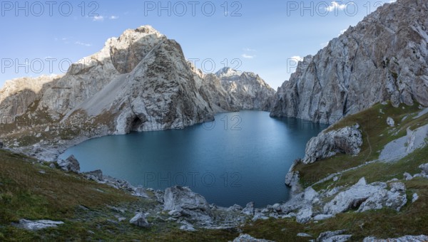 Mountain lake Kol Suu, Sary Beles Mountains, Naryn Province, Kyrgyzstan, Asia