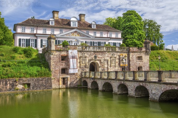 Castle with moat, spa town of Bad Pyrmont, Lower Saxony state spa, Emmer, Emmertal, Weserbergland, Lower Saxony, Germany, Europe