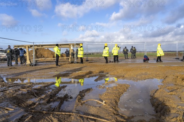 At the hamlet of Lützerath, at the Garzweiler 2 open-cast lignite mine, the RWE Group erects a double-grid fence around the entire area while the police are clearing the occupied camp, Erkelenz, North Rhine-Westphalia, Germany, Europe