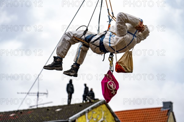 Beginning of the eviction of the Lützerath hamlet, camp of climate activists and squatters, at the Garzweiler 2 opencast lignite mine, by the police, Erkelenz, North Rhine-Westphalia, Germany, Europe