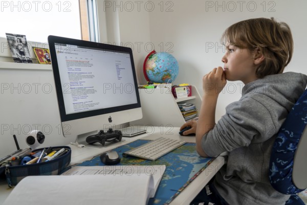 Young, primary school pupils, home learning, doing schoolwork, distance learning, virtual classroom, at home on the computer, effects of the corona crisis in Germany