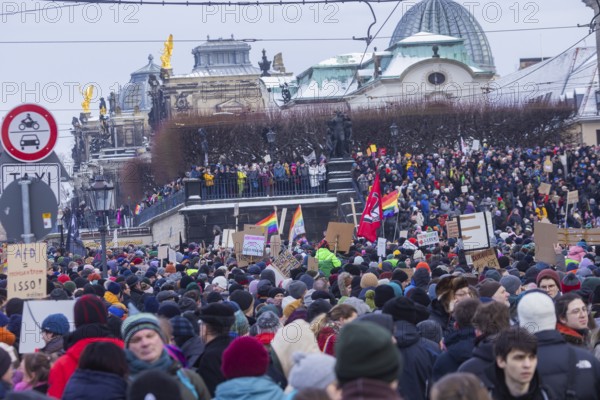 Several thousand people protested on Sunday in Dresden and elsewhere, against the AfD and in favour of democracy. Similar demonstrations have been taking place in many German cities for days. Between 25, 000 and 40, 000 participants were estimated. The Schlossplatz is filled with a crowd, Dresden, Saxony, Germany, Europe