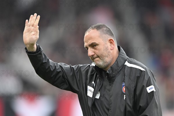 Coach Frank Schmidt 1. FC Heidenheim 1846 FCH waves to fans, spectators, Voith-Arena, Heidenheim, Baden-Württemberg, Germany, Europe